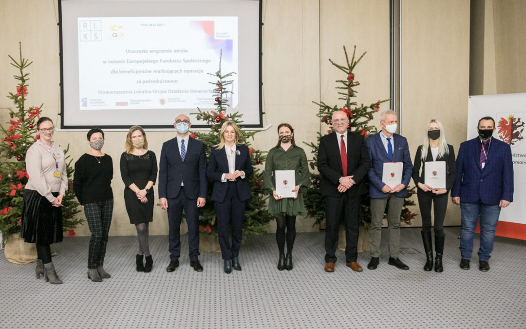 Wręczanie umów dla beneficjentów w&nbsp;ramach aktywizacji społeczno-zawodowej